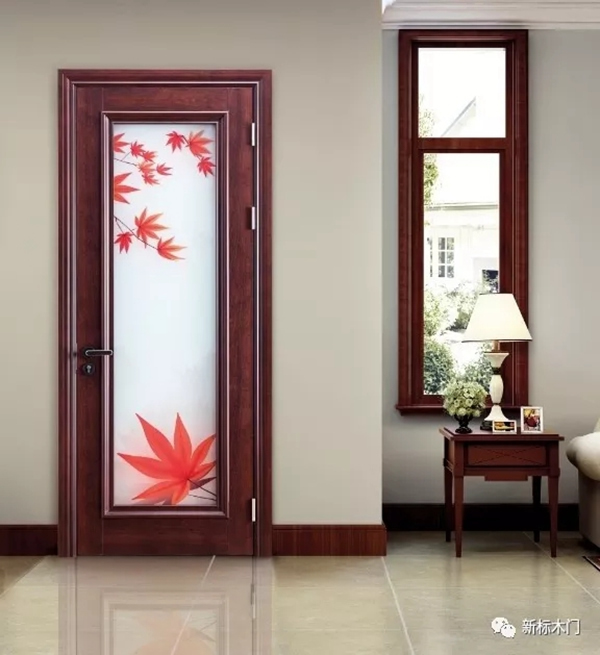 新标木门镶嵌夹丝工艺玻璃，让门更加美观耐用！