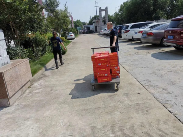 家德利门业给员工送去清凉
